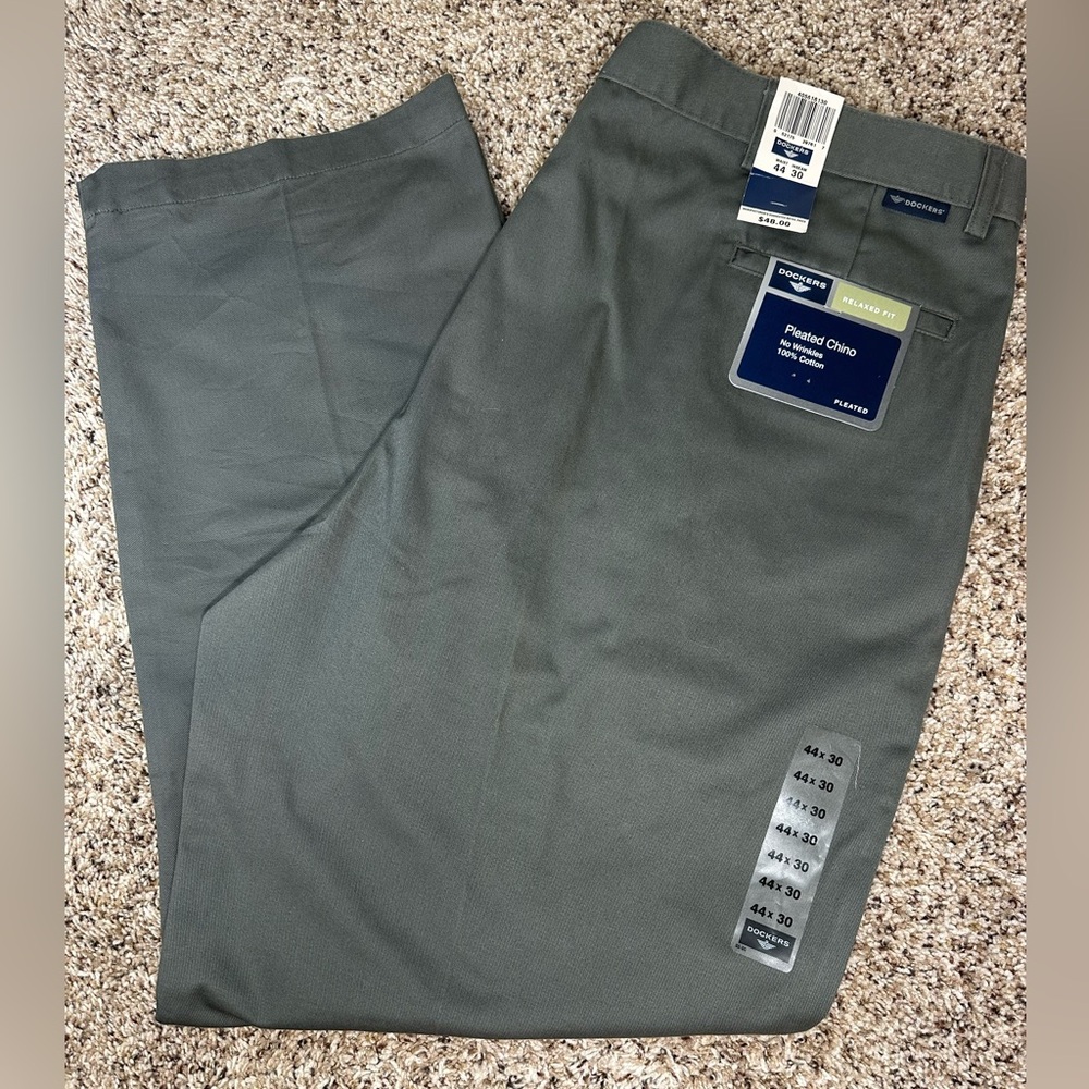 Dockers Relaxed Fit Pleated Chino Pants 44x30 No-Wrinkle 100% Cotton‎ NWT